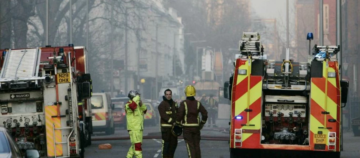 Πυρκαγιά ξέσπασε σε πύργο κοντά στο Κάναρι Γουάρφ του Λονδίνου
